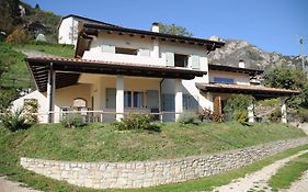 Villetta 56 Blu Yellow And Red Lake View Garden Private Parking By Garda Domus Mea